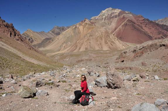 Um pequeno descanso na caminhada até Plaza Francia, no Parque Provincial do Aconcágua, na região de Mendoza, no oeste da Argentina
